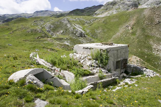 Ligne Maginot - VALLEE ETROITE - (Ouvrage d'infanterie) - Le bloc 1
Avec  sa tranchée d’accès et la guérite bétonnée pour FM