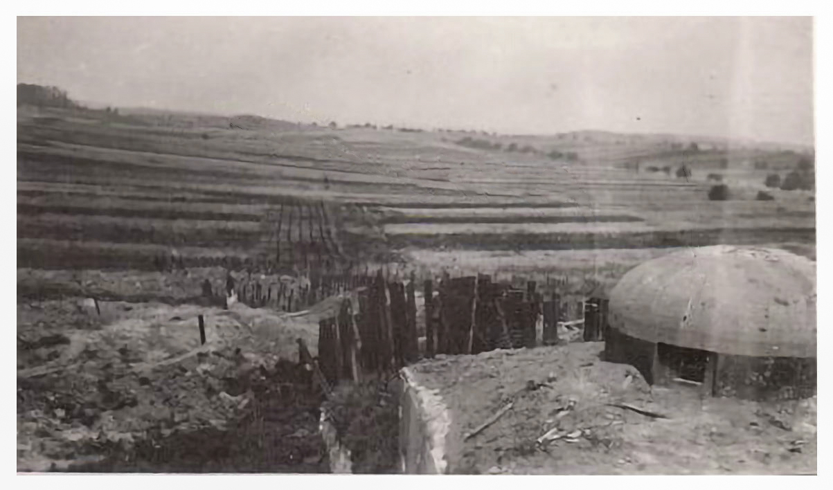 Ligne Maginot - ASCHBACH OUEST - (Casemate d'infanterie - Simple) - Le réseau d'obstacles au nord-ouest, vu depuis la casemate. On aperçoit la cloche GFM sur la droite 