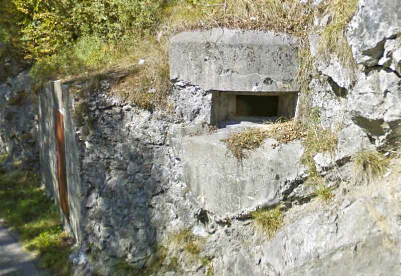 Ligne Maginot - Blockhaus HS122 - PONT DE MORETTE 2 - Le créneau observatoire/FM à l'entrée de l'ouvrage
