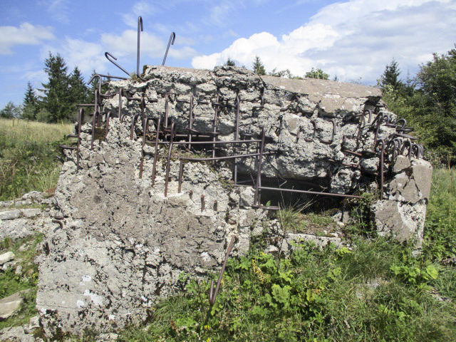 Ligne Maginot - GRAND TAUREAU - (Blockhaus pour arme infanterie) - Blockhaus, desservi par 2 tranchées, situé à 1323 mètres d'altitude.