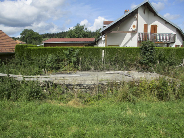 Ligne Maginot - Tourelle démontable REMORAY - TD380 - Blockhaus situé dans un pré à l'arrière des habitations.