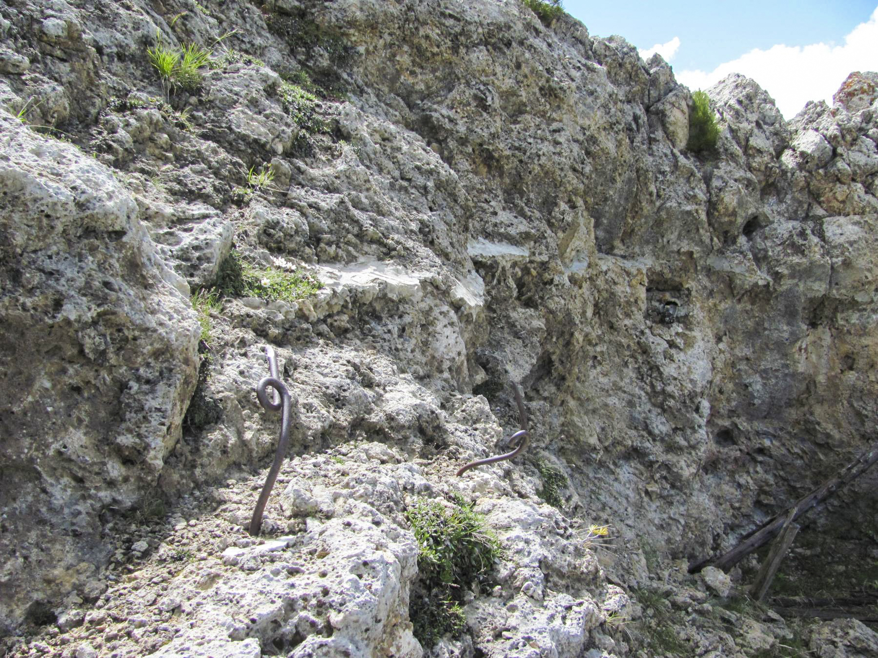 Ligne Maginot - COL FROMAGE - (Abri) - L'abri en rondin doublé d'un mur de pierres. Queues de cochon au niveau de la toiture avec jointoiement en ciment sur la roche pour l'étancheïté