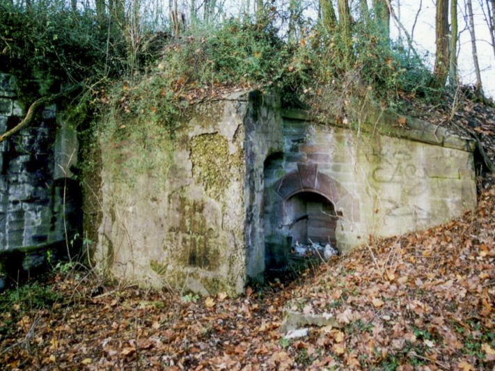 Ligne Maginot - OUVRAGE NEY-RAPP - (Position d'artillerie préparée) - Le coffre d'entrée est de la caserne
L'entrée est renforcée par un masque bétonnée