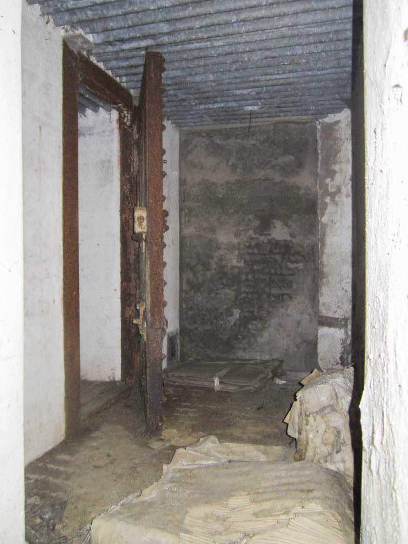 Ligne Maginot - I12 - (Abri) - Accès muré dans le couloir de circulation
A gauche l'entrée d'une salle conservée