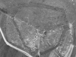 Ligne Maginot - ACHEN NORD OUEST - (Casemate d'infanterie - double) - Vue aérienne de la casemate en juin 1950. Les cratères des bombardements allemands sont encore bien visibles.
