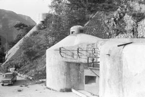 Ligne Maginot - Ouvrage d'artillerie du MONTE-GROSSO - L'entrée de l'ouvrage avec son antenne d'origine.