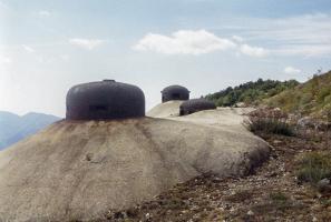 Ligne Maginot - Ouvrage d'artillerie du MONTE-GROSSO - Bloc 7
Les trois cloches du bloc : cloche VDP, cloche pour jumelage de mitrailleuse et cloche GFM