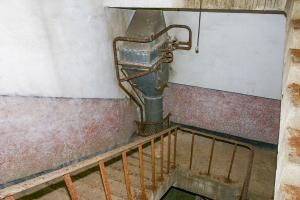 Ligne Maginot - BOIS d'ESCHERANGE - X3 (Quartier Kanfen - I/169°RIF) ( Abri ) - La cage d'escalier donnant accés au second coffre avec la batterie de réchauffage de l'air neuf alimentée par la chaudiére à vapeur