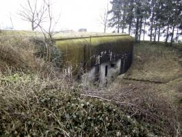 Ligne Maginot - HUNSPACH - O4 - (Observatoire d'artillerie) - Vue de la façade avec un créneau de défense rapprochée et l'entrée