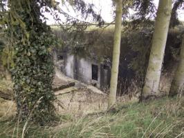 Ligne Maginot - HUNSPACH - O4 - (Observatoire d'artillerie) - Vue de la façade avec un créneau de défense rapprochée et l'entrée