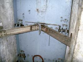 Ligne Maginot - BOIS de CATTENOM - X14 (Abri) - L'une des portes extérieure de l'abri avec les barres de renfort en place.