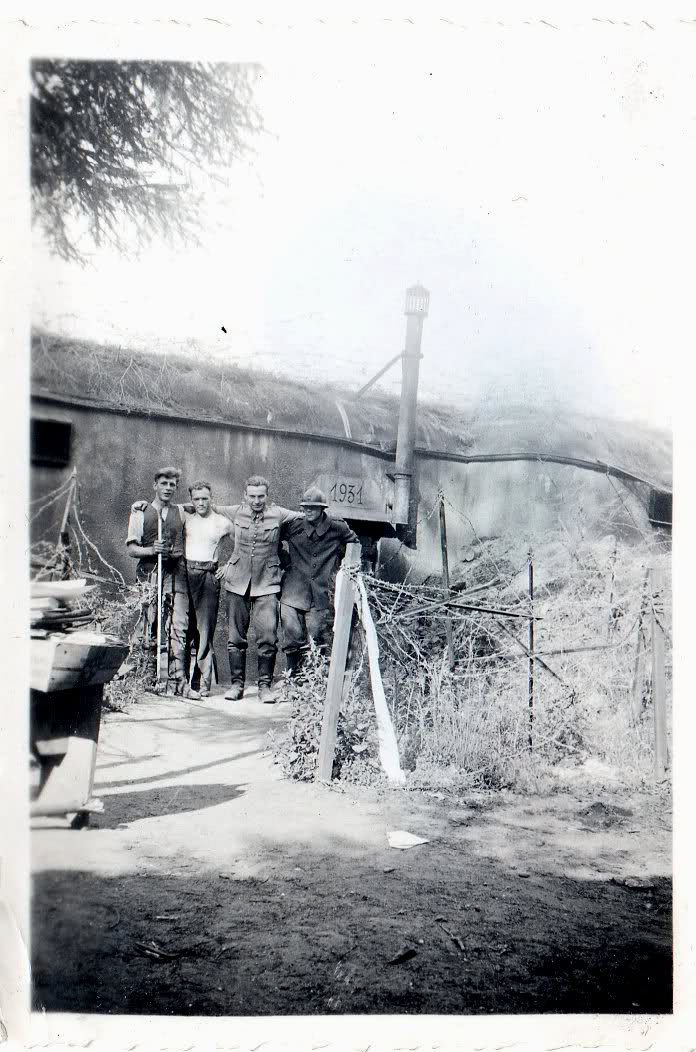 Ligne Maginot - GRAFENWEIHER NORD OUEST - (Casemate d'infanterie - double) - Vue années 40
Soldats allemands déguisés en soldats français lors des opérations de nettoyage de la casemate
