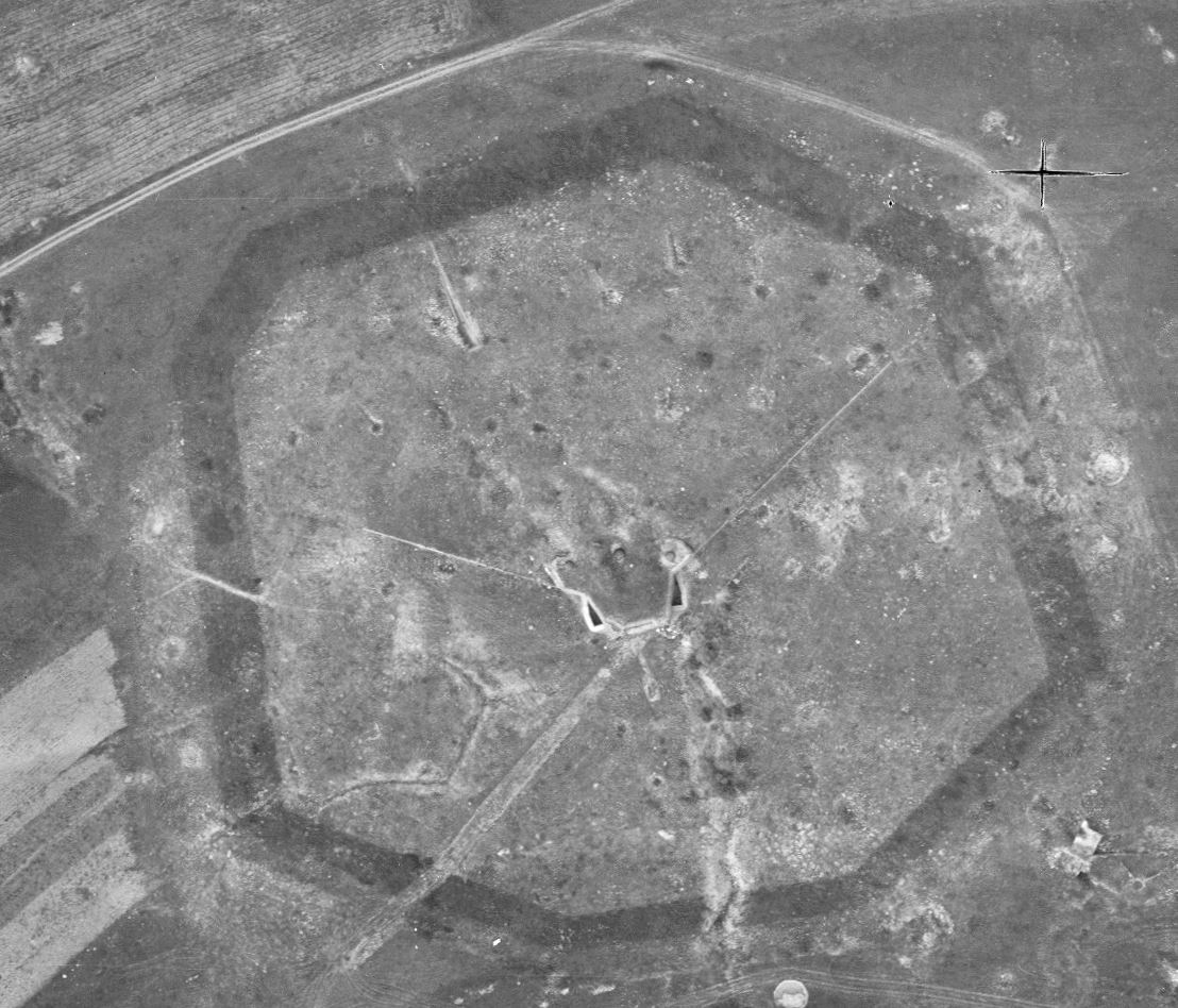 Ligne Maginot - ACHEN NORD EST - (Casemate d'infanterie - double) - Vue aérienne de la casemate en juin 1950. Les cratères des bombardements allemands sont encore bien visibles.