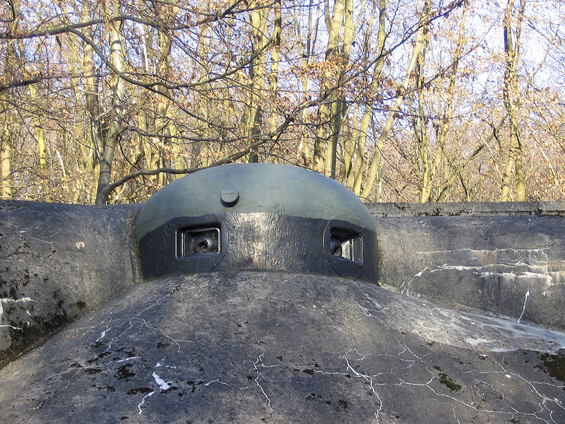 Ligne Maginot - SCHOENENBOURG - (Ouvrage d'artillerie) - Entrée hommes
Détail des cloches. Vue de détail montrant l'encastrement des cloches dans le béton lors de la réfection de l'entrée. Cette disposition les rend moins vulnérables