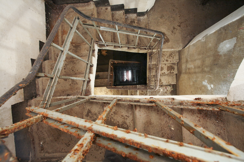 Ligne Maginot - HETTANGE GRANDE - O9 - (Observatoire d'artillerie) - Sur cette photo prise il y a quelques années, l'escalier menant à la galerie inachevée, destinée à relier l'observatoire à l'abri éponyme. Faute de moyen de relèvement hydraulique, ce moignon de galerie est totalement inondée de nos jours.