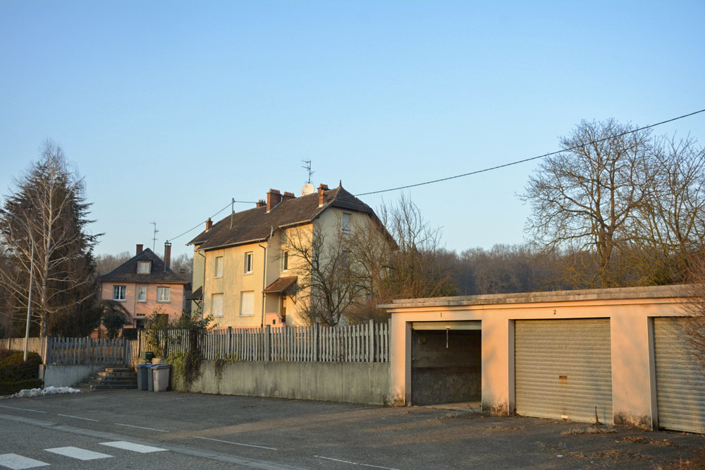 Ligne Maginot - SCHOENENBOURG - (Cité Cadres) - Maisons d'officiers, avec les garages au premier plan