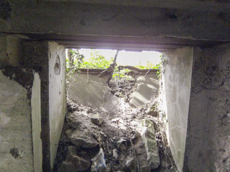 Ligne Maginot - BOIS DE HOFFEN 1 - (Blockhaus pour canon) - L'entrée de la pièce antichar et les rainures du dispositif d'obturation