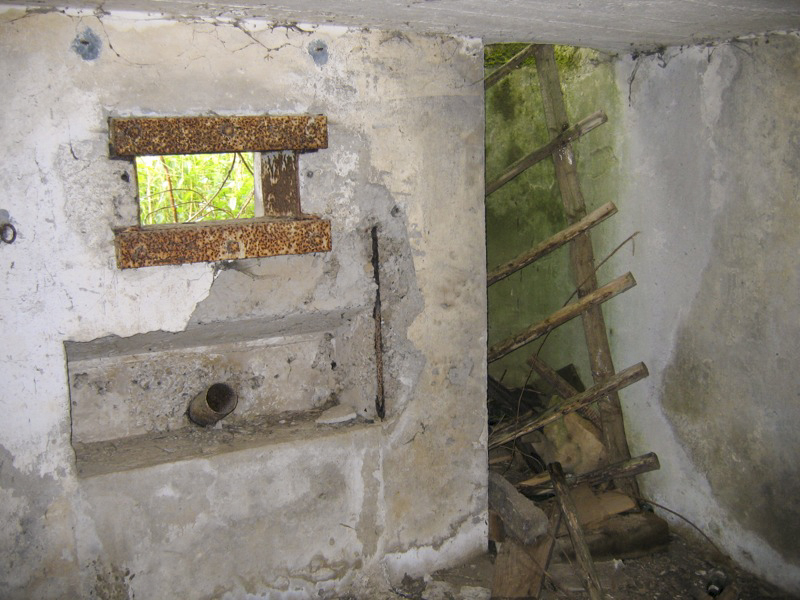 Ligne Maginot - Embrasure droite et le puits du cuirassement - Embrasure droite et puits de la cloche d'observation