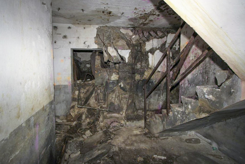 Ligne Maginot - Abri - PC de Hoffen - Les dégâts dus à l'explosion de la bombe de stuka au pied de l'escalier Sud