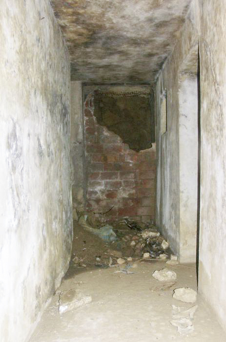 Ligne Maginot - PC de HOHWILLER - Au deux extrémités du couloir intérieur des parois maçonnées donnent accès sur des fouilles qui présagent une extension prévue du PC