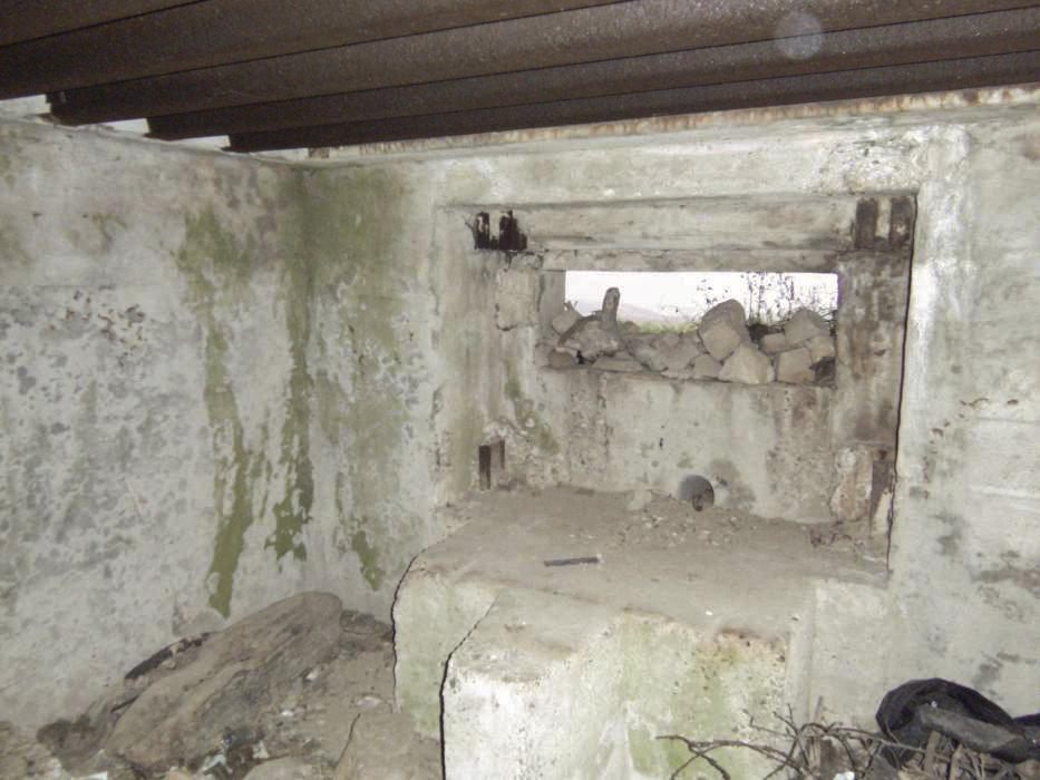 Ligne Maginot - HUNSPACH 2 ( Blockhaus pour canon ) - La chambre de tir avec  le créneau de tir