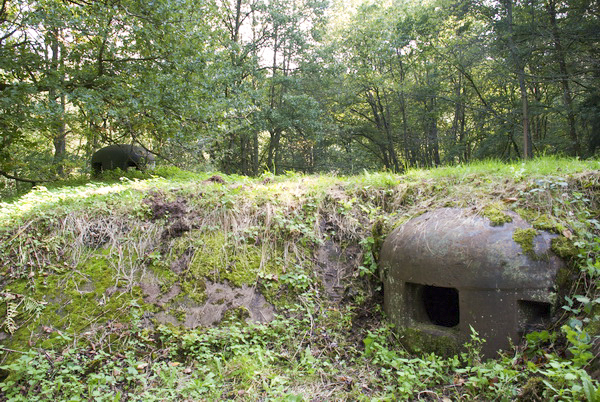 Ligne Maginot - HOLBACH - (Casemate d'infanterie) - La cloche mitrailleuses au premier plan, une cloche GFM à l'arrière