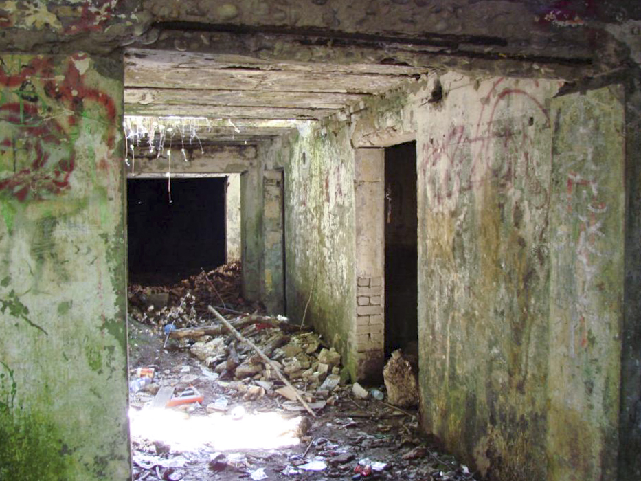 Ligne Maginot - ELZANGE - (Camp de sureté) - Les ruines du camp
Couloir d'accès aux caves d'un des baraquements.