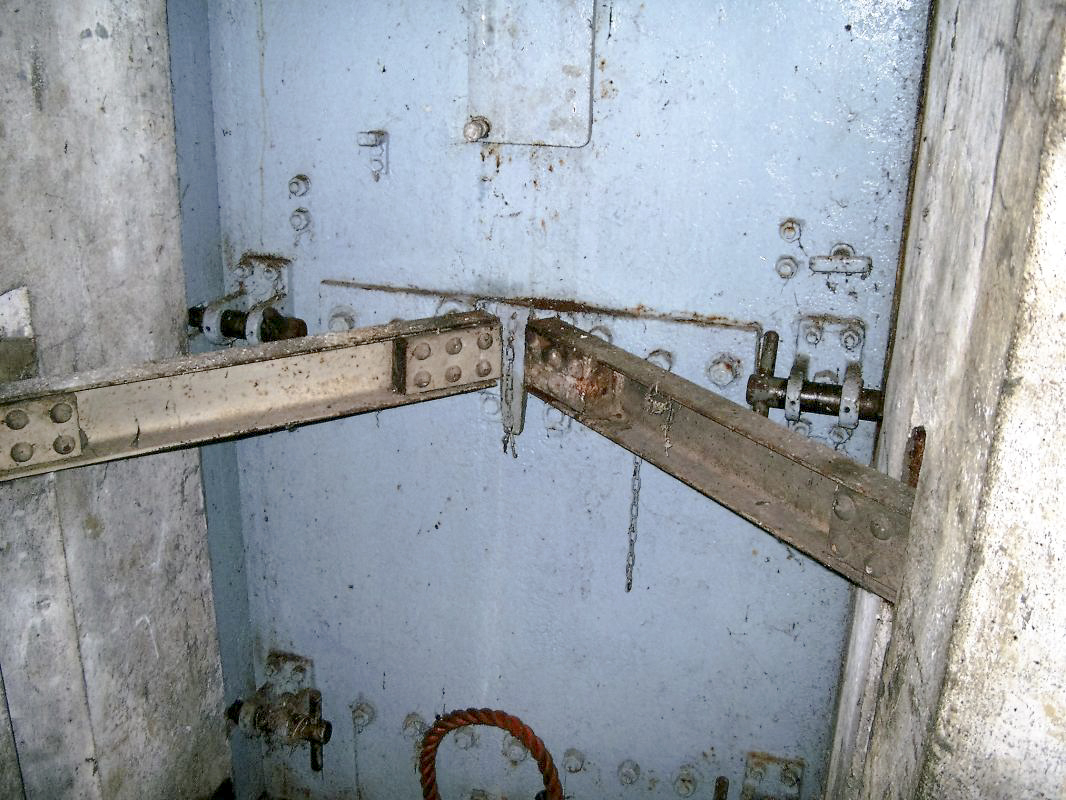 Ligne Maginot - BOIS DE CATTENOM - X14 - (Abri) - L'une des portes extérieure de l'abri avec les barres de renfort en place.