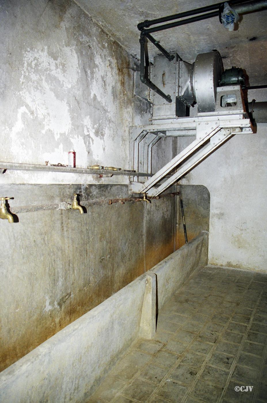Ligne Maginot - BOIS de CATTENOM - X14 (Abri) - Les lavabos pour la troupe. 
En partie haute, l'aéro-refroidisseur pour les groupes électrogènes