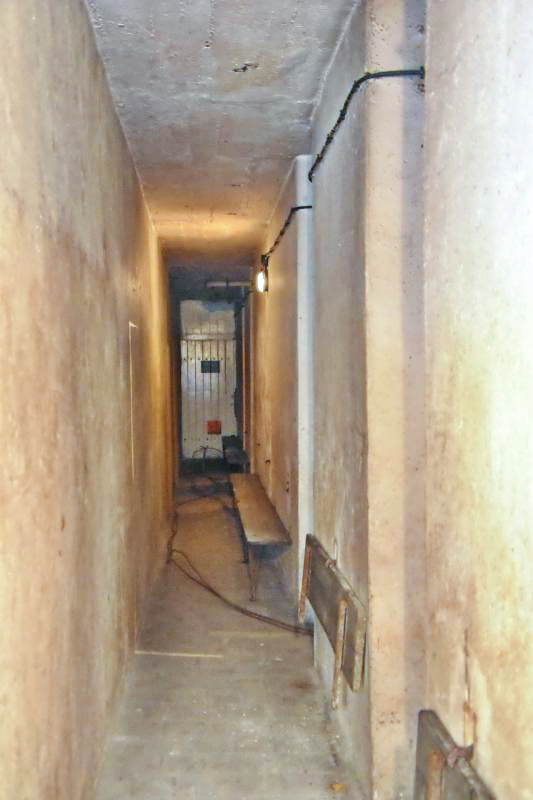 Ligne Maginot - BOIS de CATTENOM - X14 (Abri) - Couloir arrière avec accès aux chambres à droite, et la salle des moteurs au fond