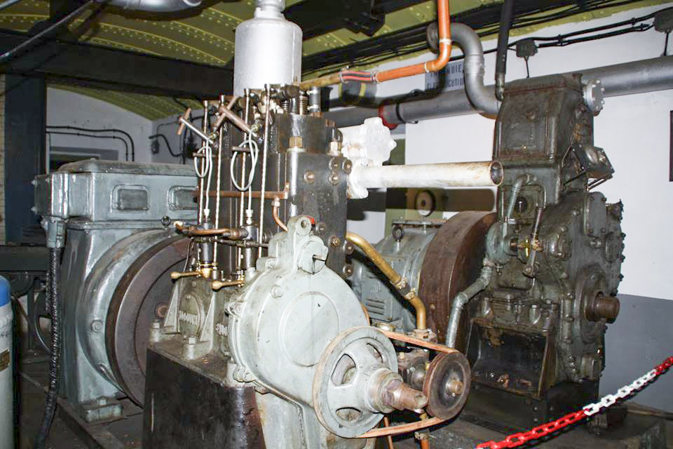 Ligne Maginot - HATTEN (I / 23° RIF) (Abri) - L'usine électrique
Un groupe électrogène à moteur Baudouin  et un second à moteur Supdi.
Cette configuration n'est pas la configuration d'origine