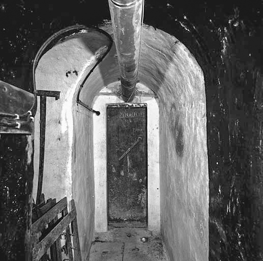 Ligne Maginot - ISOLA (Ouvrage d'infanterie) - Galerie de la casemate de mitrailleuse, porte étanche. 
A gauche, puits de la cloche observatoire.