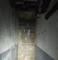 Ligne Maginot - BOIS DE KANFEN - X5 - (Abri) - Couloir avant (la cage d'escaliers menant à l'étage inférieur était probablement juste derrière) muré lors de la destruction partielle de l'abri.