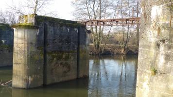 Ligne Maginot - VERNEUIL GRAND - (Inondation défensive) - La passerelle piétonne est encore en place sur le premier tronçon