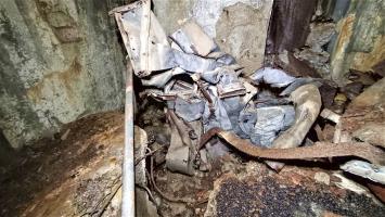 Ligne Maginot - HOCHWALD C6 - (Casemate d'infanterie - double) - Reste de tuyaux de ventilation sur le mur gauche effondré de la chambre de tir