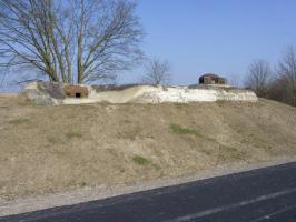 Ligne Maginot - AUENHEIM NORD - (Casemate d'infanterie) - Vue générale de la casemate depuis la sud, la façade est