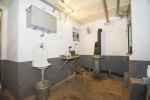Ligne Maginot - ANCIENNE REDOUTE - (Abri) - La pièce de vie, avec le poêle, un lavabo et une table rabattage à usage de bureau pour le PC.