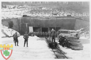 Ligne Maginot - SIMSERHOF - (Ouvrage d'artillerie) - Soldats allemands posant pour une photo devant l'entrée des munitions du Simserhof en hiver.