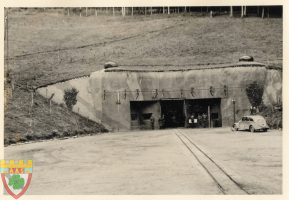 Ligne Maginot - SIMSERHOF - (Ouvrage d'artillerie) - Vue dégagée de l'EM. Photo prises peu après l'armistice. Aucun des ajouts allemands réalisé pour le tourisme entre 1940 et 1944 n'est présent sur la photographie (poste de garde, panneau explicatif, etc.)