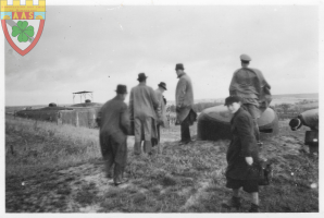 Ligne Maginot - SIMSERHOF - (Ouvrage d'artillerie) - Personnels civils allemands sur les dessus du bloc 6. Le bloc 4 est visible en arrière-plan.