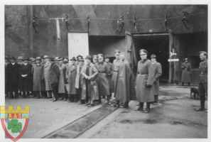 Ligne Maginot - SIMSERHOF - (Ouvrage d'artillerie) - Personnels civils et militaires allemands devant l'EM pour une photo de groupe.
