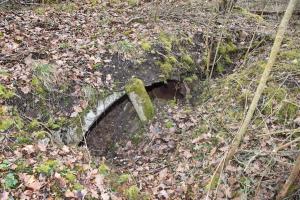 Ligne Maginot - EUSTACHE 2 - (Position d'artillerie préparée) - Entrée d'un abri effondré avec les restes de la cheminée