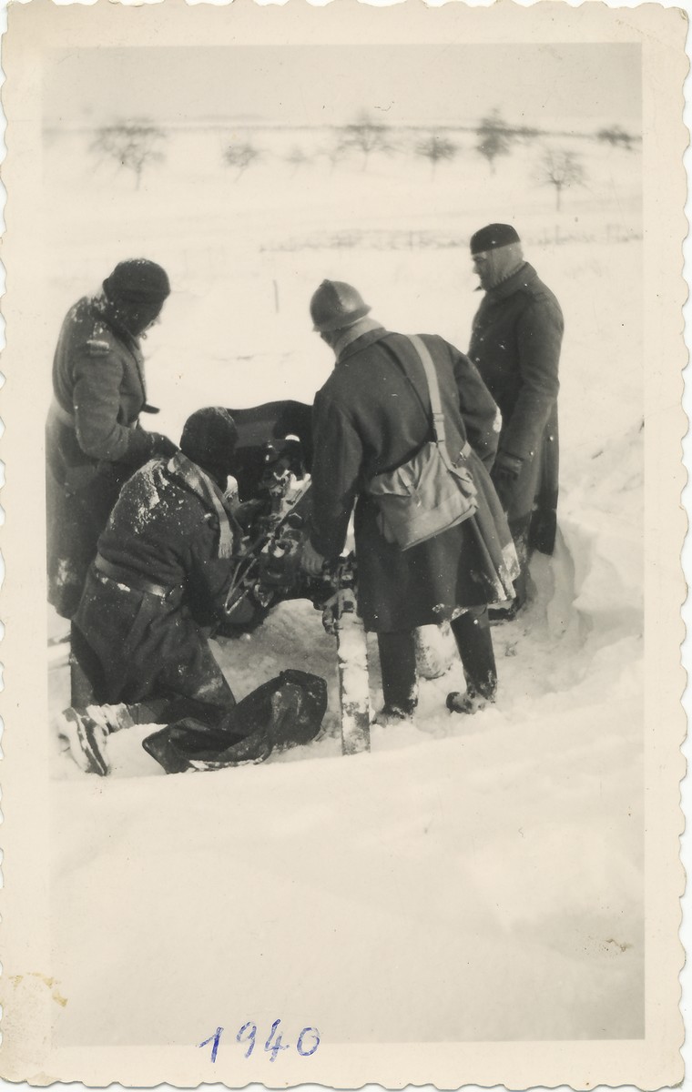 Ligne Maginot - 79° RIF - 3° CEF - Un canon de 25 de la 3° CEF du 79° RIF en position dans la neige. Hiver 40