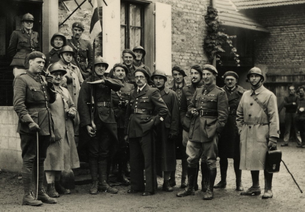 Ligne Maginot - 23° RIF - Le capitaine Melottée parmi d'autres officiers à la Finkenmuhl en 1938