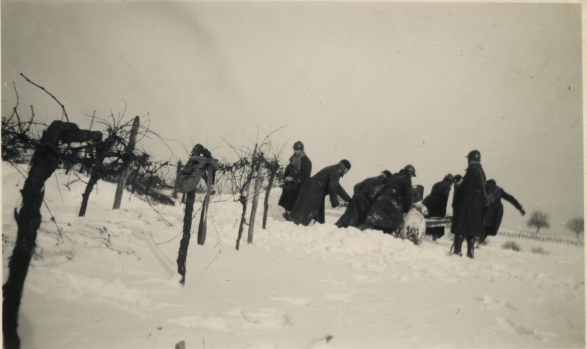 Ligne Maginot - 79° RIF - 3° CEF - Un canon de 25 de la 3° CEF du 79° RIF en position dans la neige. 
Hiver 40