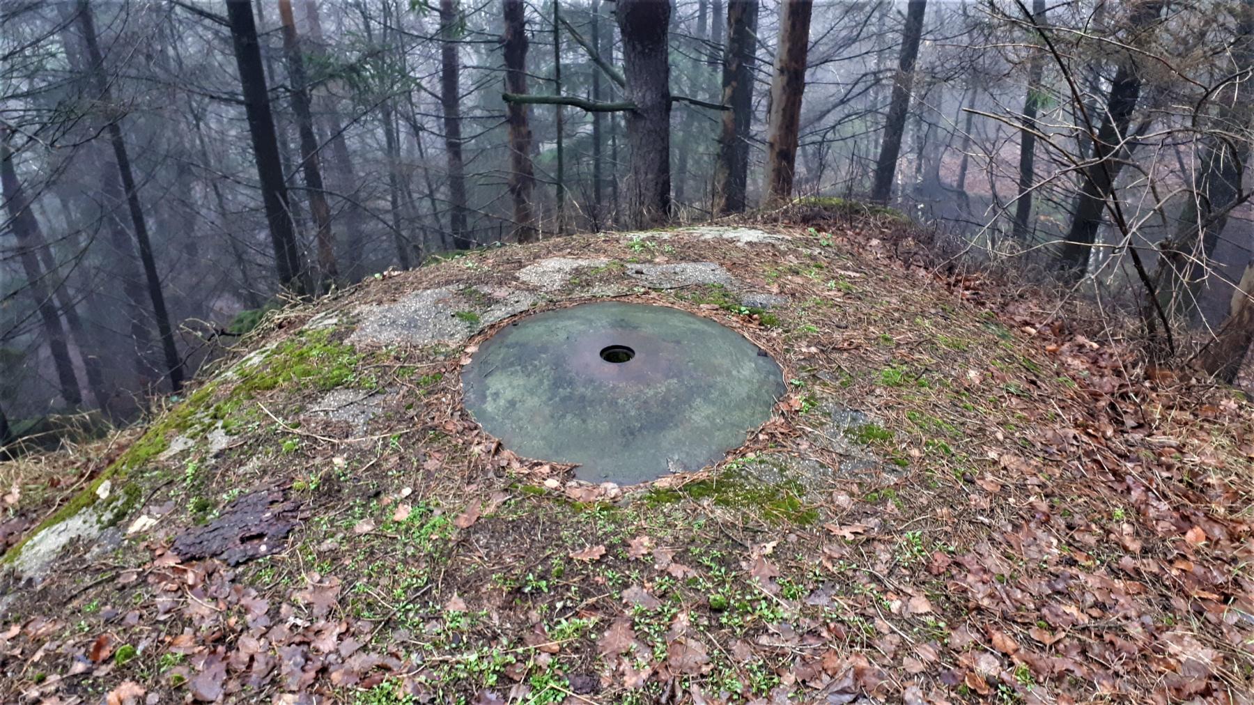 Ligne Maginot - HOCHWALD C3 - (Casemate d'infanterie - double) - La cloche GFM, recouverte par le bétonnage de la dalle lors de la reconstruction du bloc, seul l'orifice périscopique à été conservé