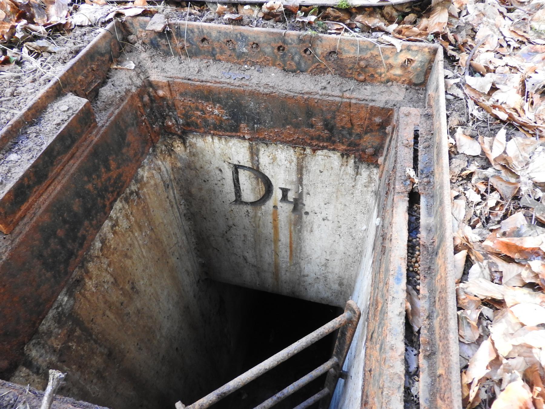 Ligne Maginot - D4 - (Chambre de coupure - Avec central) - Le puits d'accès avec le numéro D4 gravé
