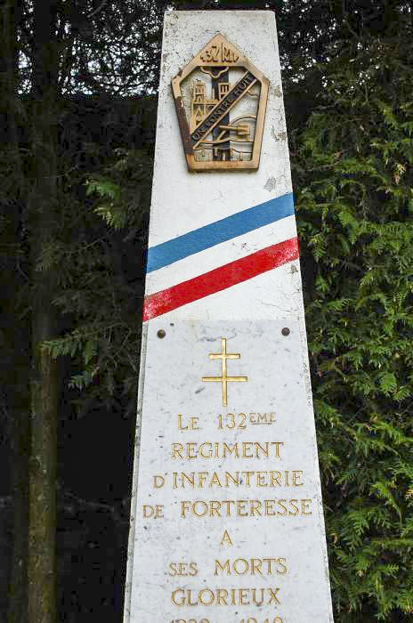 Ligne Maginot - MB51 - (Blockhaus lourd type STG / STG-FCR - Simple) - Monument du 132° RIF
Gros plan sur l'inscription du monument et insigne de l'unité.