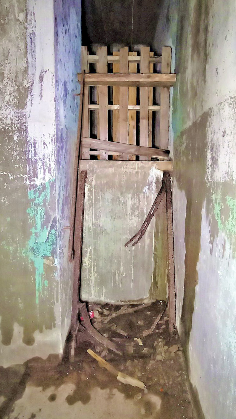 Ligne Maginot - PETIT REDERCHING - (Abri) - Reste de l'échelle permettant d'accéder au local du piquet de garde sans passer par les escaliers