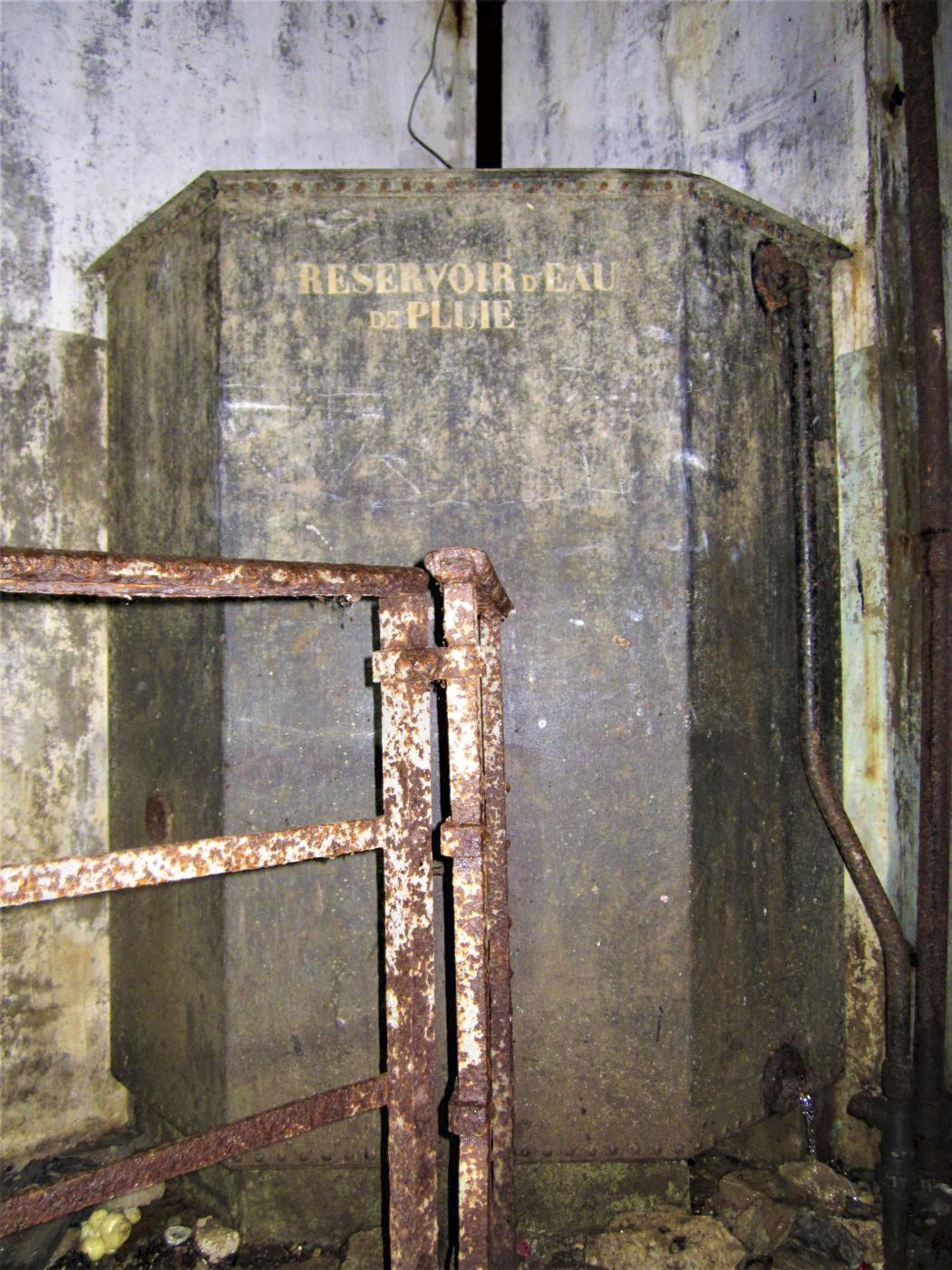Ligne Maginot - PETIT REDERCHING - (Abri) - Réservoir de récupération des eaux de pluies, au pied de l'escalier du coffre est